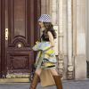 Bucket hat rouba cena em look de 'Emily em Paris': a protagonista combinou o acessório com botas e vestido