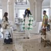 As figurinistas de 'Emily em Paris' comentaram as escolhas de roupas e acessórios em cena