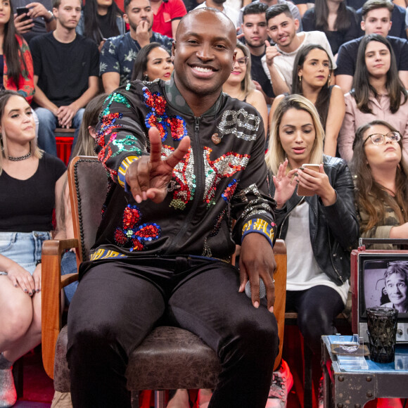 Thiaguinho evita posar com Carol Peixinho, apontada como affair