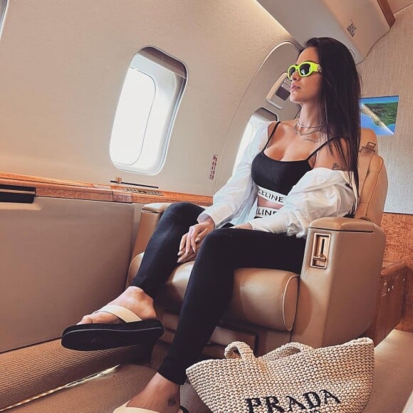 Andressa Suita é fã de grifes em looks: anteriormente, ela usou bolsa Prada e look Celine