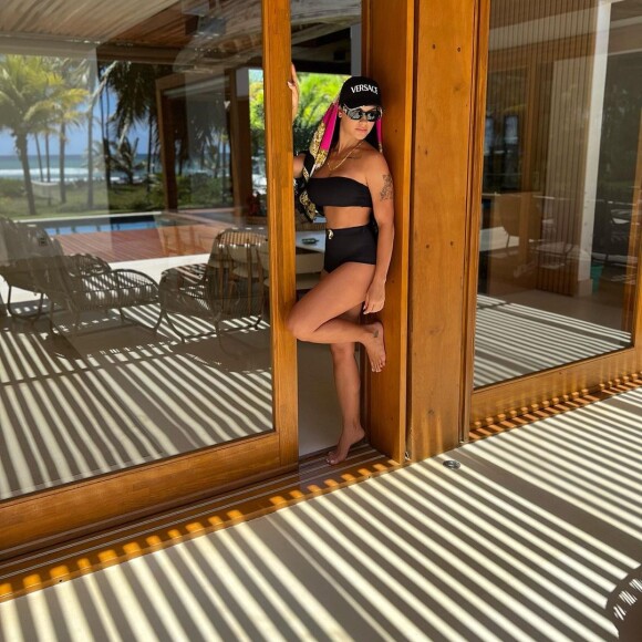 Andressa Suita escolhe biquíni preto e acessório exótico para look de praia