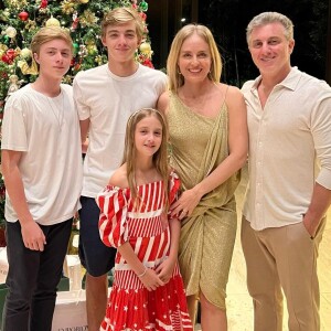 Angélica e Luciano Huck combinaram roupa de Natal com os filhos
