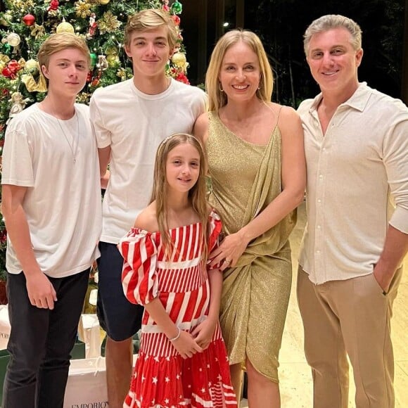 Angélica e Luciano Huck combinaram roupa de Natal com os filhos