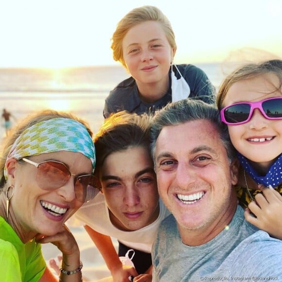 Crescimento dos filhos Angélica e Luciano Huck foi destaque em foto da família