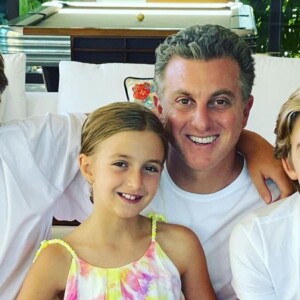 Web notou semelhança entre Luciano Huck e os filhos