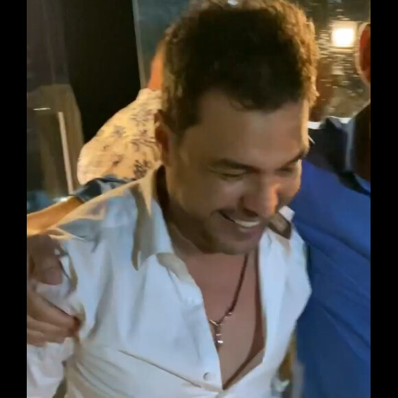 Zeze Di Camargo festejou encontro com fãs após réveillon em Guarapari, no Espírito Santo