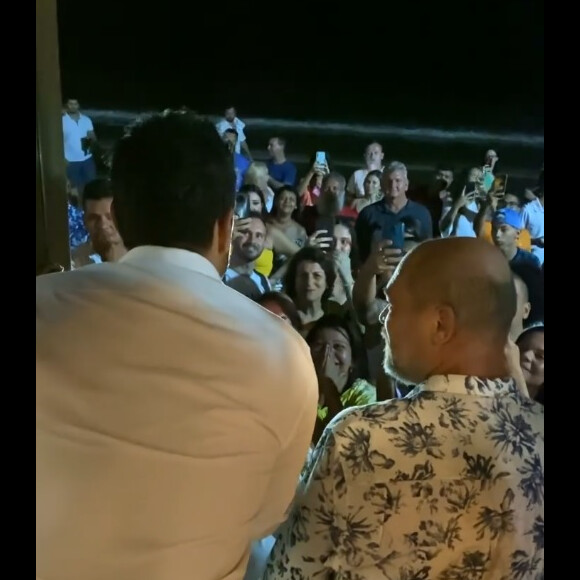 Zeze Di Camargo conversou com fãs após o réveillon no Espírito Santo: 'Para quem veio do povo tem que devolver o amor ao povo!'