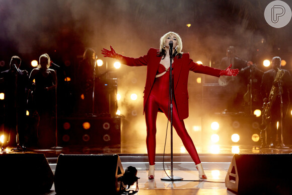 No Réveillon, Miley Cyrus apresentou um especial de Natal na TV norte-americana e soltou a voz com hits e canções novas