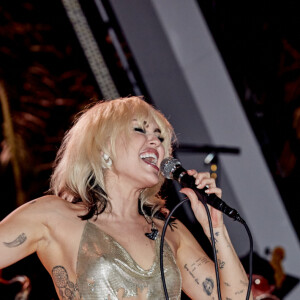 Miley Cyrus precisou contornar um imprevisto em seu look durante show de Réveillon