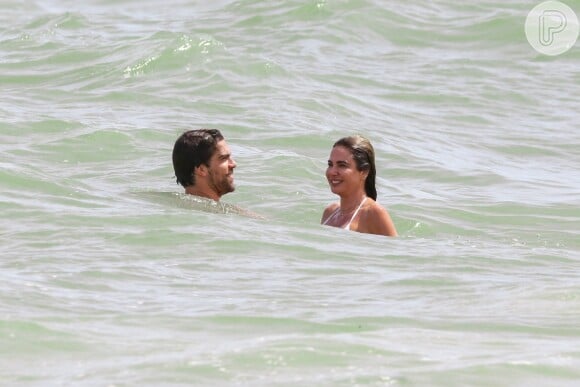 Luciana Gimenez curtiu banho de mar com o namorado, Renato Breia