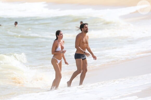 Luciana Gimenez apareceu com o namorado em viagem para Bahia