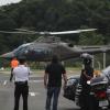 Neymar chega de helicóptero para participar de tarde de autógrafos em um shopping de Campinas, SP, em 14 de março de 2013