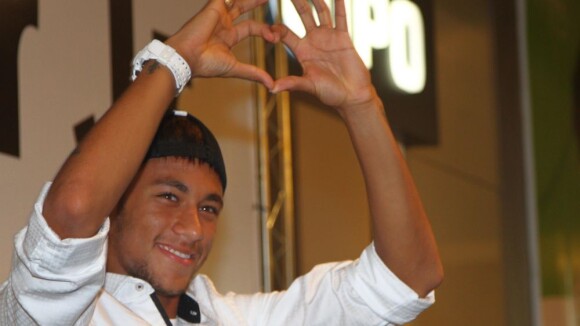 Neymar, namorado de Bruna Marquezine, usa helicóptero em tarde de autógrafos