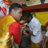 Lázaro Ramos beija a bandeira da escola de samba Viradouro