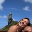  Diogo Nogueira publicou uma selfie ao lado de Paolla Oliveira com o Morro do Pico de fundo  