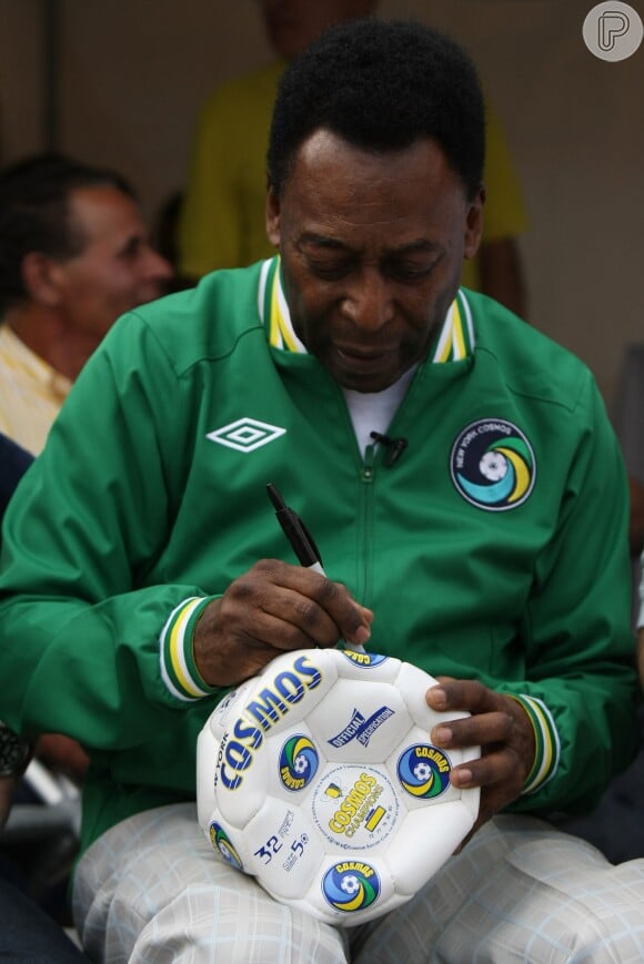 O Santos vai assinar um contrato vitalício com Pelé, assim que ele se recuperar totalmente