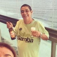 Após cirurgia, Zeca Pagodinho comemora com cerveja a alta médica: 'Um brinde!'