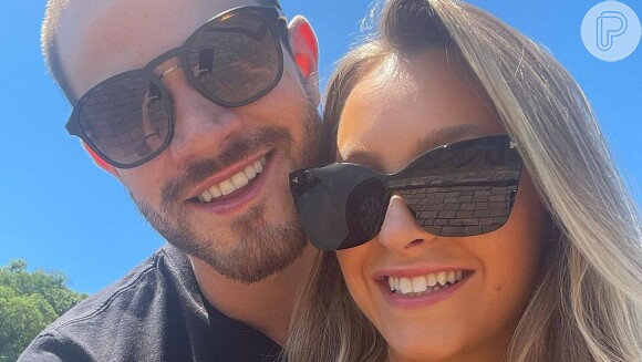 Carla Diaz e  Felipe Becari assumiram o namoro no dia 31 de dezembro