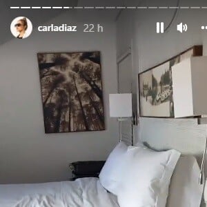 Carla Diaz filmou o quarto onde está hospedada e web reparou em detalhe