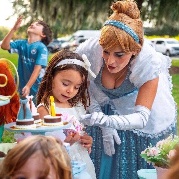 Com personagens vivos, Jane surgiu com um vestido branco e brincando ao lado dos amigos