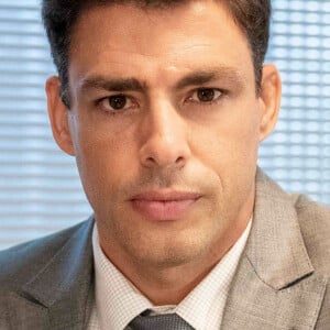 Christian (Cauã Reymond) será subornado por Bárbara (Alinne Moraes) na novela 'Um Lugar ao Sol'