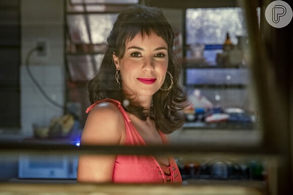 Elenice (Ana Beatriz Nogueira) humilha Lara (Andreia Horta) após ver o 'filho' beijando a cozinheira na novela 'Um Lugar ao Sol'