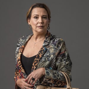 Elenice (Ana Beatriz Nogueira) vai flagrar beijo de Christian (Cauã Reymond) e Lara (Andreia Horta) na novela 'Um Lugar ao Sol'