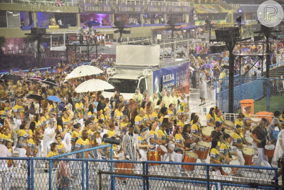 Carnaval 2022 no Rio: a festa da Marquês de Sapucaí, vale lembrar, costuma reunir principalmente estrangeiros, pois se trata de um desfile privado, com venda de ingressos