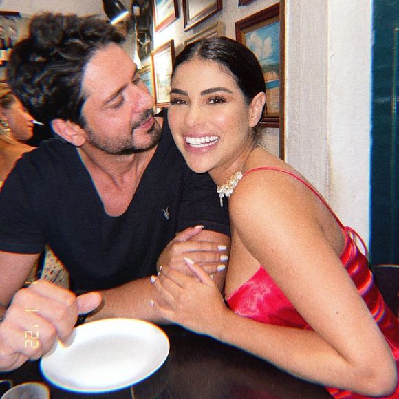 Munik Nunes e Paulo Simão estão em viagem romântica em Trancoso, na Bahia