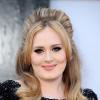 Adele é disputada por três grandes marcas de cosméticos da Europa. Na foto ela posa no tapete vermelho do Oscar 2013, em fevereiro de 2013