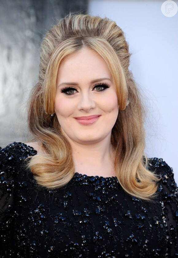 Adele é disputada por três grandes marcas de cosméticos da Europa. Na foto ela posa no tapete vermelho do Oscar 2013, em fevereiro de 2013