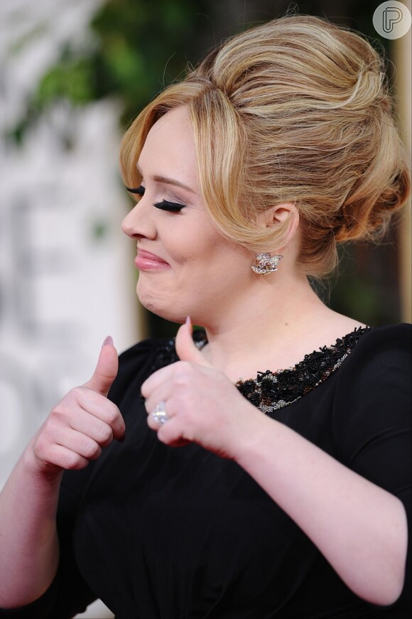 No tapete vermelho do Globo de Ouro, Adele comemora a boa fase da carreira