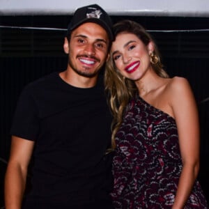 Bruna Santana e o noivo, Raphael Veiga, prestigiaram o show de Luan Santana neste domingo, 16 de janeiro de 2022