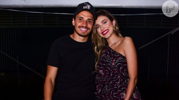 Bruna Santana e o noivo, Raphael Veiga, prestigiaram o show de Luan Santana neste domingo, 16 de janeiro de 2022