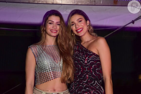 Bruna Santana posou com a cunhada, Izabela Cunha, em bastidor de show