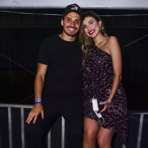 Bruna Santana estava acompanhada do noivo, o jogador Raphael Veiga, em show de Luan Santana