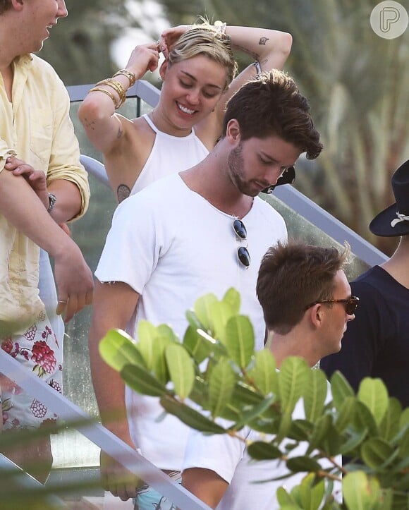 Apesar das polêmicas que cercam sua carreira e vida pessoal, Miley Cyrus está animada com o namoro com Patrick Schwarzenegger, filho do ator Arnold Schwarzenegger. O casal vem sendo visto junto desde setembro