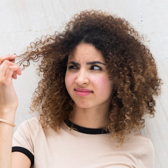 Quem tem cabelo cacheado e se incomoda com o frizz, pode apostar na touca de cetim para dormir