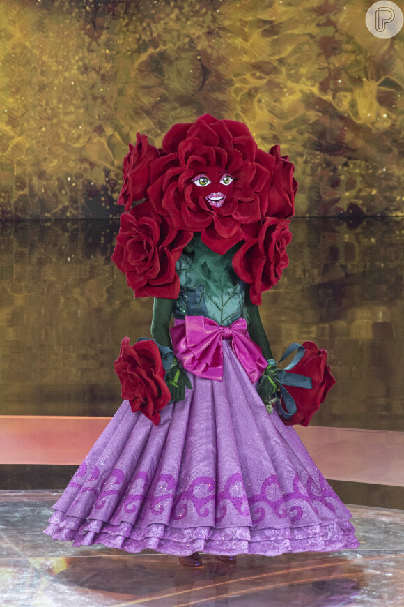 Fantasia de Rosa do 'The Masked Singer' é de tafetá e tem muito glitter