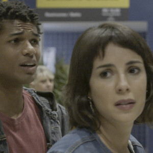 Ravi (Juan Paiva) e Lara (Andreia Horta) descobrem que Thaiane (Georgina Castro) é neta de Noca (Marieta Severo)  na novela 'Um Lugar ao Sol'