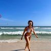 De biquíni, Larissa Manoela abriu o álbum de fotos de um dia na praia