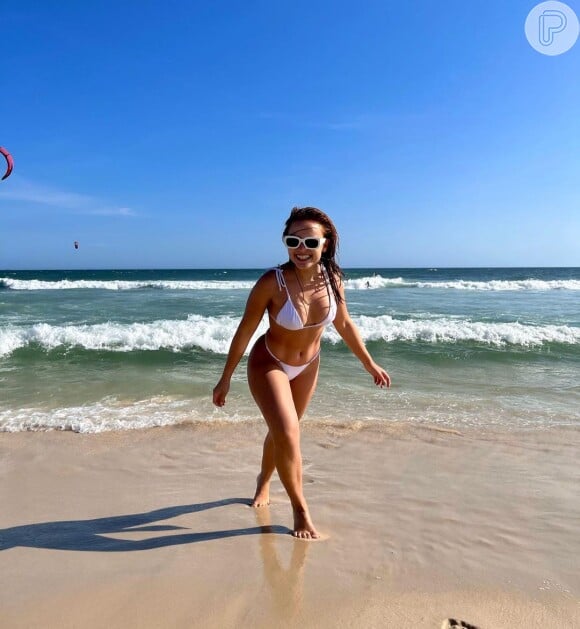 De biquíni, Larissa Manoela abriu o álbum de fotos de um dia na praia