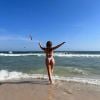 De biquíni fio-dental, Larissa Manoela celebrou o dia na praia: 'Um sol, um mar e uma brisa, numa boa companhia'
