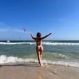   De biquíni fio-dental, Larissa Manoela celebrou o dia na praia: 'Um sol, um mar e uma brisa, numa boa companhia'  