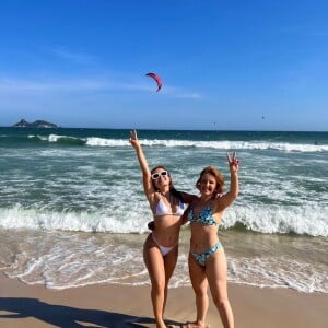 De biquíni, Larissa Manoela curtiu dia de praia com a mãe, Silvana Santos