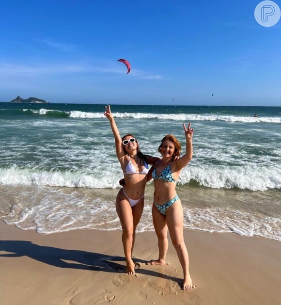 De biquíni, Larissa Manoela curtiu dia de praia com a mãe, Silvana Santos