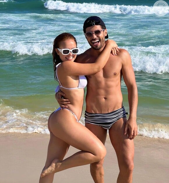 De biquíni, Larissa Manoela aproveitou dia de praia com o amigo Ramon Amorim