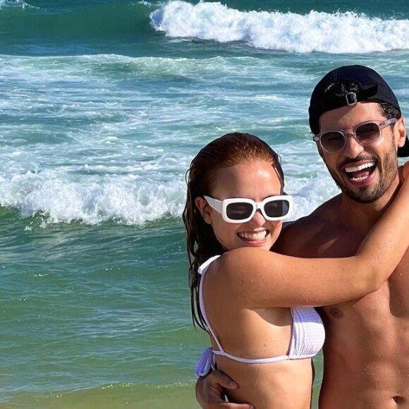 De biquíni, Larissa Manoela aproveitou dia de praia com o amigo Ramon Amorim