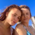   Larissa Manoela posa com a mãe, Silvana Santos, em dia de praia  