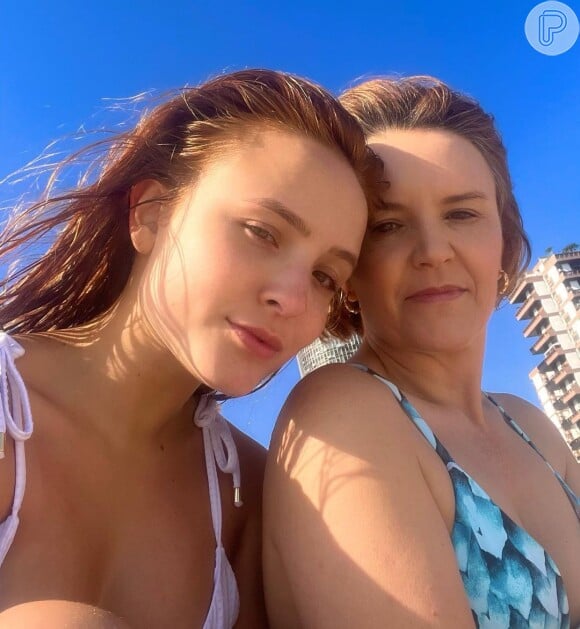 Larissa Manoela posa com a mãe, Silvana Santos, em dia de praia